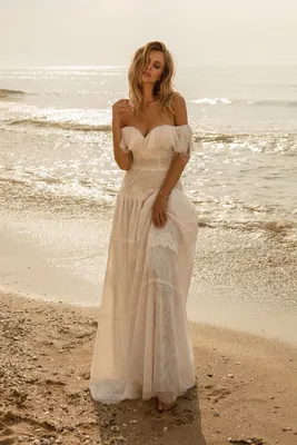 Платье для пляжа с глубоким декольте