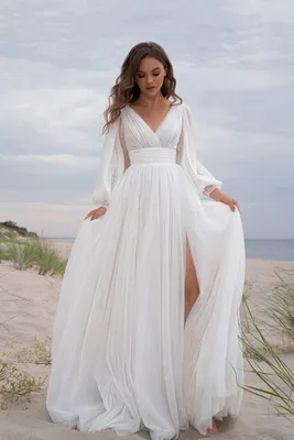 Стильное платье для пляжа с вырезом на груди