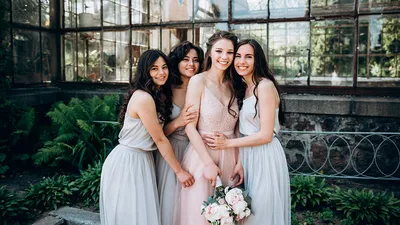 Белая гармония: Платье на свадьбу подруги – коллекция фотографий