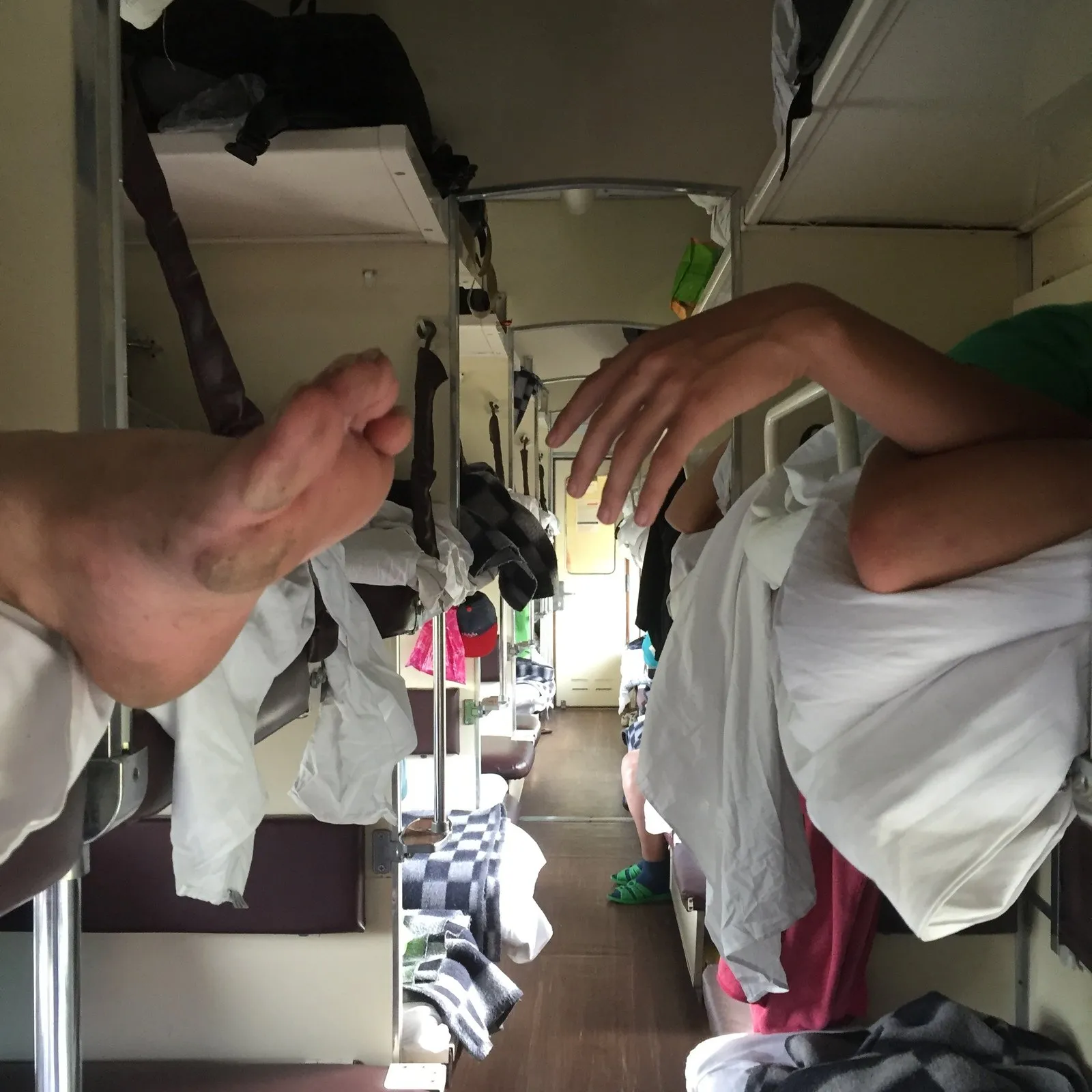 Как слезть с верхней. Плацкарт в поезде. Ноги в плацкартном вагоне. Плацкарт в российских поездах. Прикольные фото в поезде.