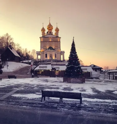 Зимний праздничный городской пейзаж с фотографией центральной площади (PNG)