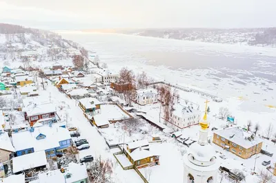 Зимняя идиллия: фото уютного каминного уголка с видом в окно (JPG)