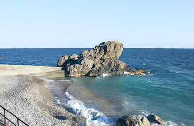 Пляж Алупка на фото: великолепие природы в одном месте