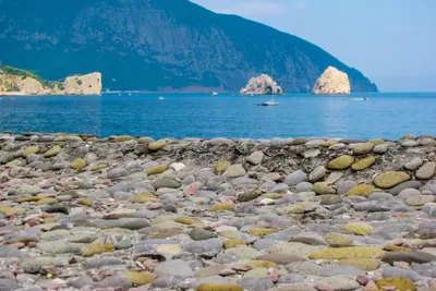 Откройте для себя Пляж Гуровские камни в Гурзуфе через фотографии