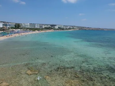 Пляж Лиманаки Айя Напа: идеальное место для фотографий семьи и друзей