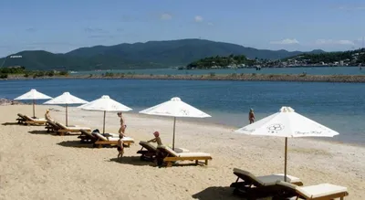 Пляж Парагон Нячанг: фото с пляжными креслами