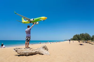 Фото: Пляж с самолетами в Пхукете - уникальная атмосфера воздушных приключений.
