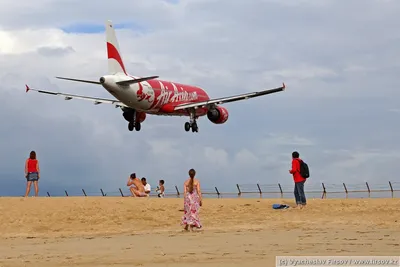 Фото: Пляж с самолетами в Пхукете - впечатляющие моменты на фоне тропической природы.