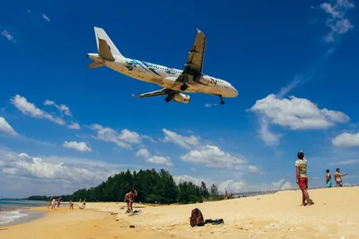 Скачать фото пляжа с самолетами в Пхукете бесплатно