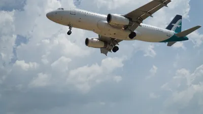 Уникальное фото пляжа с самолетами в Пхукете