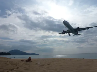 Фото пляжа с самолетами в Пхукете для экрана