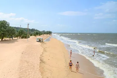 Фото пляжа в Голубицкой - волны и морская пена