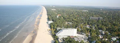 Пляж в Юрмале: идеальное место для романтических прогулок и фотосессий.