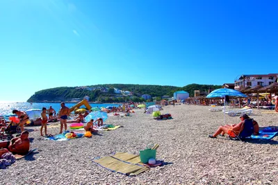 Откройте для себя великолепные виды пляжа в Новомихайловке на фото.