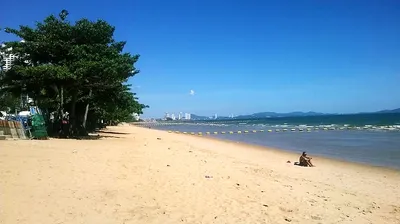 Пляж Вонгамат в объективе фотокамеры: волны и песчаные дюны