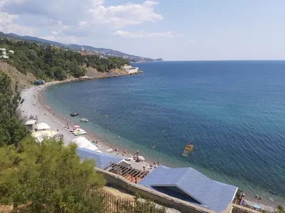 Пляж Зеленый Мыс Алупка: удивительные виды и кристально чистая вода