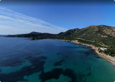 Погрузитесь в атмосферу пляжей Сардинии с помощью этих великолепных фото.