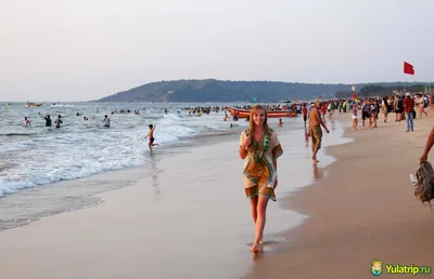Изображения пляжей северного Гоа с туристами