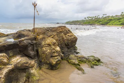 Фото пляжей северного Гоа с живописными скалами