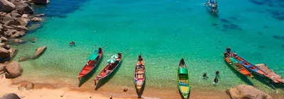 Изображения пляжей северного Гоа с местами для йоги