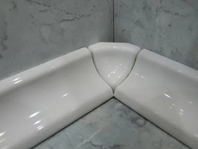 Изображение плинтуса в ванной: скачать в JPG