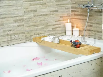 Ванная комната в стиле природы с плиткой из бамбука