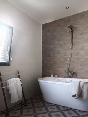 27) Фото плитки ПВХ для ванной комнаты с разными размерами