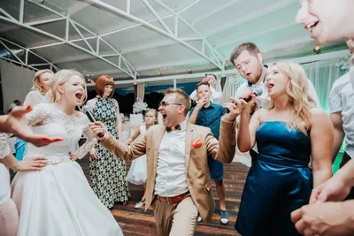 Загляните в мир смеха на свадебных фотографиях подготовки к свадьбе