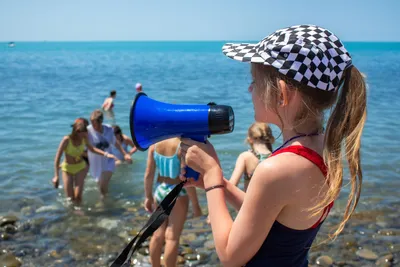 Фотографии с безудержным весельем и подростковыми увлечениями на море.