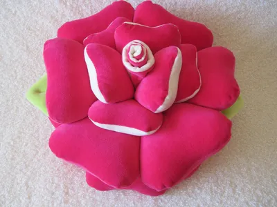 Преобразите свой диван с помощью подушки роза
