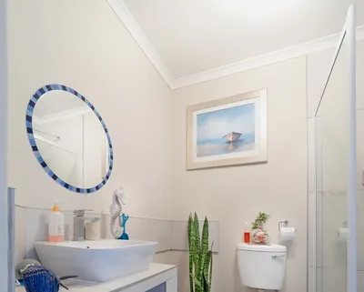 Фотографии подвесных потолков в ванной комнате, которые создают эффект простора