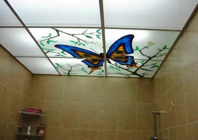 Подвесные потолки в ванной комнате: фото с использованием ярких цветов