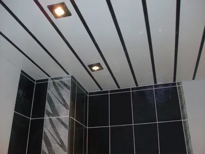 Подвесные потолки в ванной комнате: фото с использованием деревянных элементов