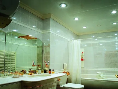 Подвесные потолки в ванной комнате: фото с использованием акцентных элементов