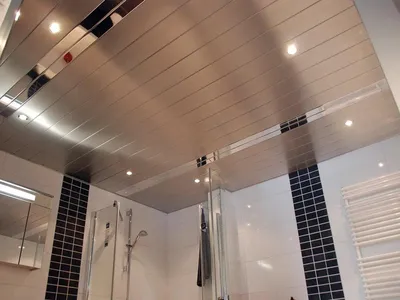 Фотографии подвесных потолков в ванной комнате: идеи для создания стильного и функционального пространства