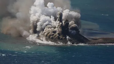 Океанские гейзеры и бульканье: уникальные кадры вулканических активностей