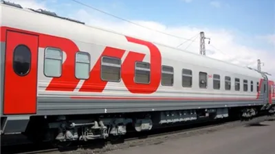 Изысканный поезд на фото: Поезд Черноморец в различных ракурсах