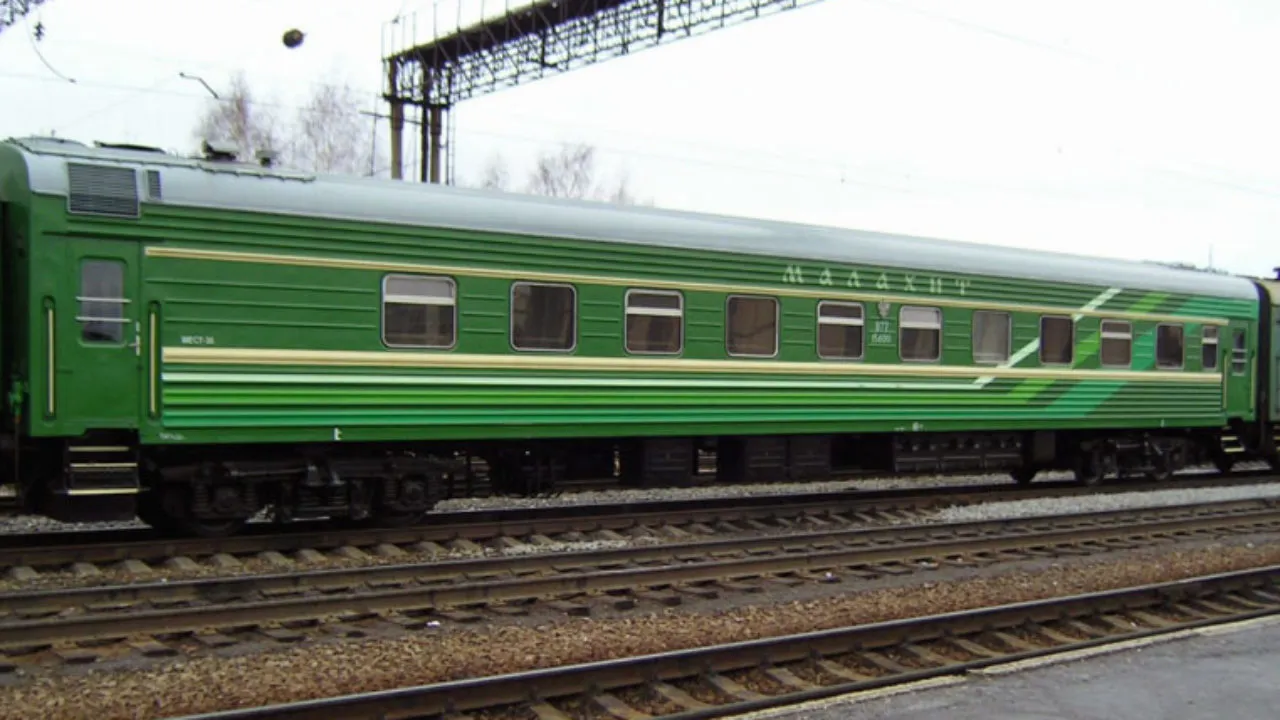 Москва тагил поезд. Фирменный поезд малахит. Поезд малахит Нижний Тагил. Поезд малахит Нижний Тагил Москва. Поезд малахит 050е.