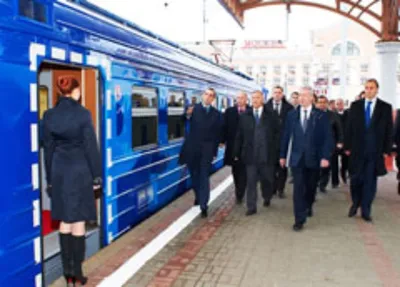 Поезд Рэкс в черно-белом стиле: Классические оттенки на JPG