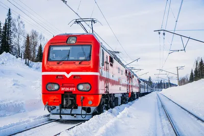 Ледяные контуры: Зимний поезд в разных ракурсах