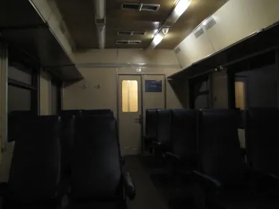 Поезда внутри ночью фотографии