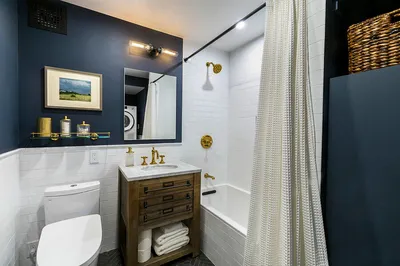 Фото ванной комнаты с оригинальным дизайном стен