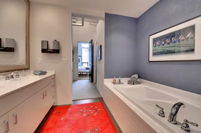 Фото ванной комнаты с модными цветами стен
