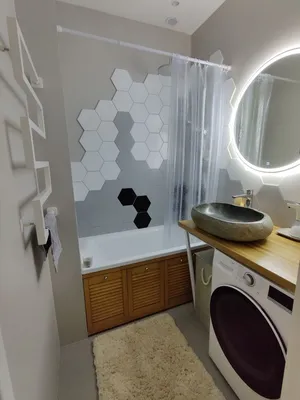 Фото ванной комнаты с яркими цветами стен