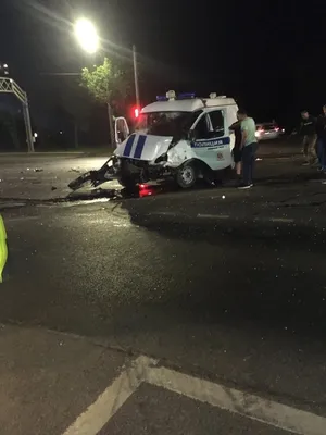 Фото полицейской машины под лунными лучами