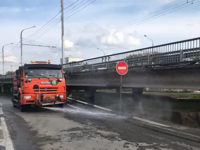 Фотография поливальной машины, работающей с использованием циклов полива