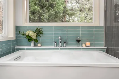 Полки над ванной: функциональные решения для хранения и декора