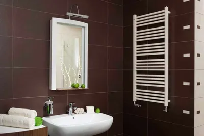 Фото полотенцесушителя над ванной в HD качестве для ванной комнаты