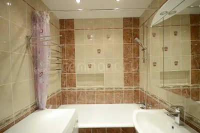 Изображение полотенцесушителя над ванной в Full HD разрешении для дизайна ванной комнаты