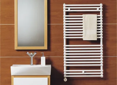Практичный полотенцесушитель над ванной для организации пространства